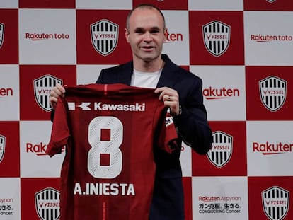 Iniesta posa con la camiseta del Vissel Kobe en Tokio.