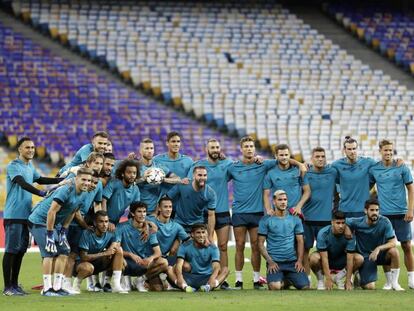 FOTO: La plantilla del Real Madrid posa este viernes en el estadio de Kiev en el que jugará la final de la Champions contra el Liverpool. / VÍDEO: Declaraciones de Ramos, Marcelo y Zidane, este viernes.