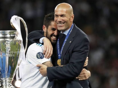FOTO: Zidane se abraza con Isco junto al trofeo de la Champions. / VÍDEO: Declaraciones de Zidane, tras el partido.