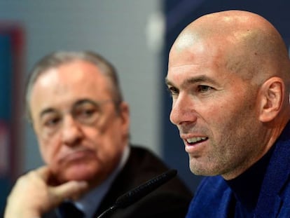 Zinedine Zidane, junto a Florentino Pérez, no anúncio de sua saída do clube.