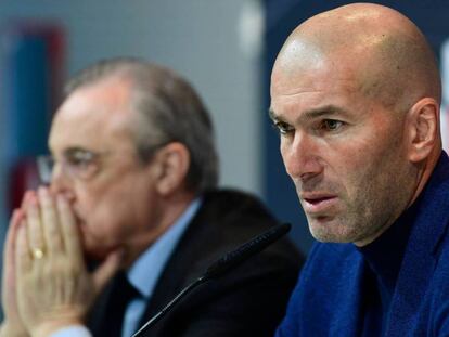 Florentino Pérez y Zidane, en la rueda de prensa en la que el técnico anunció que dejaba el Real Madrid.