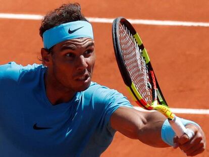 Nadal volea durante el partido contra Schwartzman.