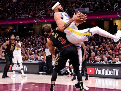 Stephen Curry levanta el trofeo de campeón de la NBA.