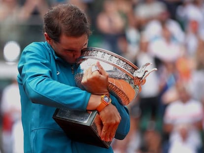 Nadal abraza el trofeo de campeón de Roland Garros, este domingo en París. En vídeo, sus declaraciones tras la final.