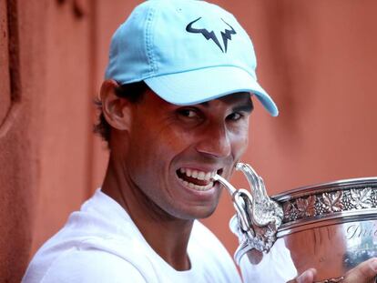 Nadal posa con la Copa de Mosqueteros de Roland Garros, el pasado domingo en París. En vídeo, declaraciones de Rafael Nadal tras la final de Roland Garros.