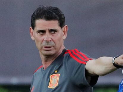 Fernando Hierro, en el primer entrenamiento como seleccionador. EFE