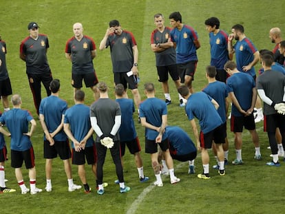 La selección en el entrenamiento antes del partido ante Portugal. En vídeo, las dudas de Hierro para su primera alineación al frente de la Selección.