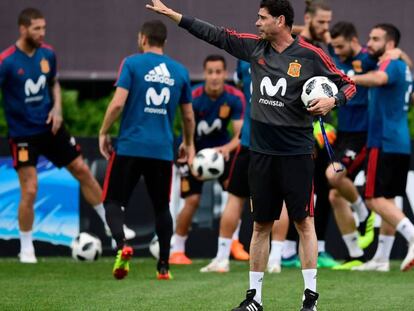 FOTO: Fernando Hierro, en el entrenamiento del domingo. VÍDEO: Declaraciones de Isco, este lunes, sobre el relevo en el banquillo y la situación de la Selección.