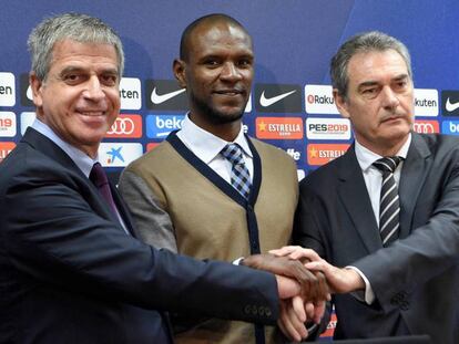 Mestre, Abidal y Segura, en la presentación del secretario técnico. En vídeo, declaraciones de Abidal.