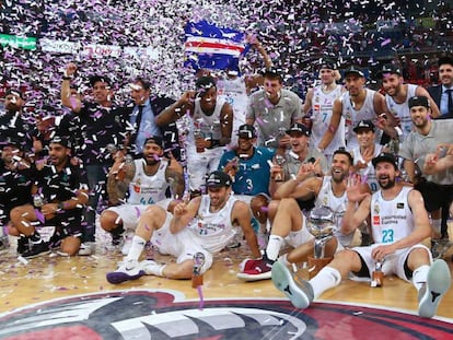 El Real Madrid celebra su 34º título de Liga.