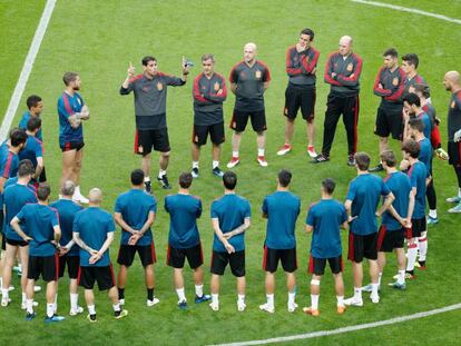 Hierro, con los jugadores de la selección, en Kazán. En vídeo, declaraciones de Andrés Iniesta y Fernando Hierro.