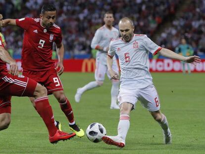 FOTO: Iniesta protege el balón ante Mehdi y Ebrahimi. / VÍDEO: Declaraciones de Hierro e Isco, tras el partido.