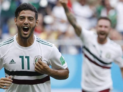 Vela festeja el primer gol de México a Corea.