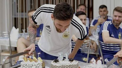 Messi celebra su cumpleaños en la concentración de Argentina. En vídeo, declaraciones de Mascherano sobre Messi y la situación de Argentina en el Mundial.