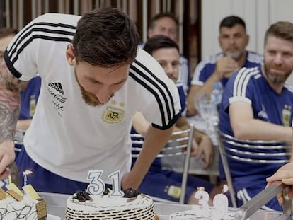 Messi celebra su cumpleaños en la concentración de Argentina. En vídeo, declaraciones de Mascherano sobre Messi y la situación de Argentina en el Mundial.