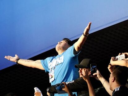 Maradona en el palco del estadio de San Petersburgo durante el Nigeria-Argentina.
