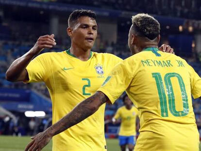 Thiago Silva se abraza con Neymar tras anotar el segundo gol de Brasil. En vídeo, declaraciones de Filipe Luís Kasmirski.