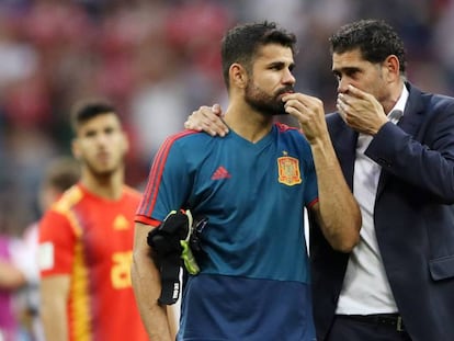 Hierro habla con Costa tras la tanda de penaltis. CARL RECINE REUTERS