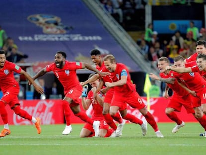 Foto: Los jugadores ingleses celebran su pase a cuartos tras ganar en los penaltis a Colombia. / Vídeo: Polémicas arbitrales en el España 1 (3) - Rusia 1 (4).