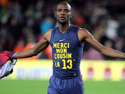 Eric Abidal muestra una camiseta de agradecimiento a su primo, donante en su trasplante, tras un partido de liga en 2013.