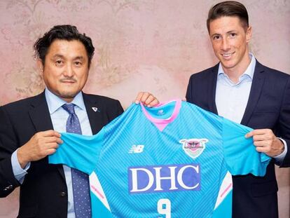 Torres posa con su nueva camiseta, la del Sagan Tosu de Japón. En vídeo, su última rueda de prensa.