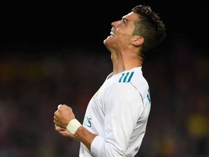 Cristiano Ronaldo se lamenta de un error en un partido contra el Barcelona.