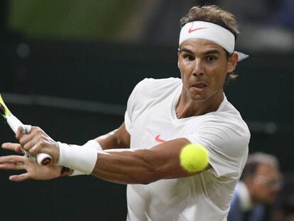 FOTO: Rafa Nadal durante la semifinal de Wimbledon frente Novak Djokovic. / VÍDEO: Declaraciones de Djokovic tras el partido.