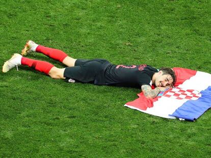 FOTO: Sime Vrsaljko, con la bandera de Croacia tras clasificarse para la final.VÍDEO: 'Vatreni', el documental que ha inspirado a la selección de Croacia.