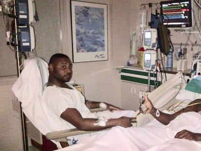 Gerard, primo de Abidal, y el ex futbolista, en el hospital en 2012 en una imagen publicada por el propio jugador.