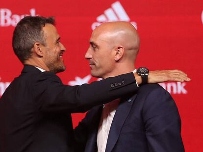 Luis Enrique saluda al presidente de la federación Luis Rubiales, durante la presentación como nuevo seleccionador.