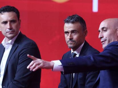 Luis Enrique (c) junto a Luis Rubiales (d) y José Francisco Molina.