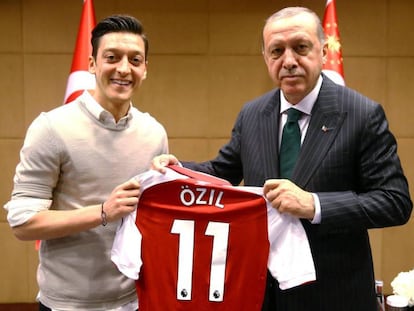 La foto de Özil y Ergogan, tomada el 13 de abril en Londres, que ha generado la polémica y, a la postre, que el jugador deje la selección alemana. En vídeo, reacciones a la decisión de Özil.