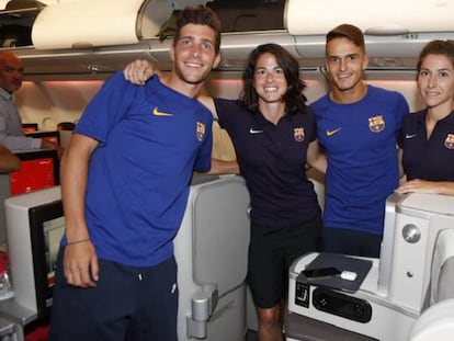 Sergi Roberto, Torrejón, Denis y Losada, en el avión a Portland. En vídeo, declaraciones de Alexia Putellas, jugadora del FC Barcelona.