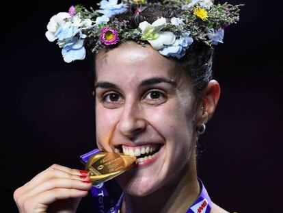 Carolina Marín, con la medalla de oro tras ganar su tercer mundial.