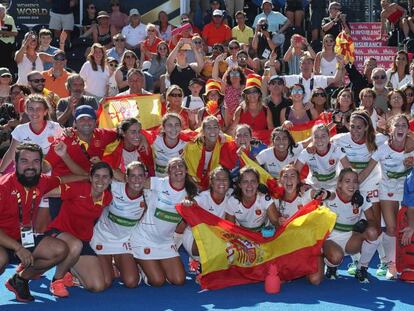 El equipo español celebra la medalla de bronce.