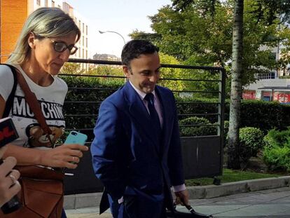 La representante de Bahía, Margarita Garay, junto con uno de los abogados del jugador, entrando a la sede de LaLiga, donde se ha efectuado el pago.