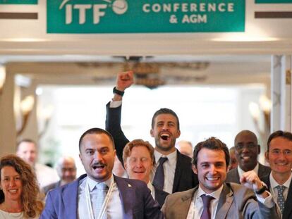 Los miembros de Kosmos celebran junto a Piqué la decisión de la ITF.