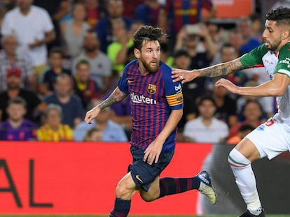 Messi controla el balón ante Maripan, durante el Barça-Alavés. En vídeo: Abelardo y Valverde alaban a Messi: "Es una bendición verlo".