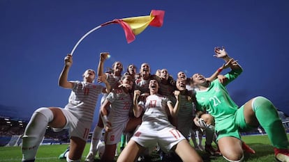 Las jugadoras de la selección española sub-20 celebran el pase a la final tras ganar a Francia en Vannes. / En vídeo, las jugadoras entrenan para la final del Mundial.
