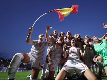Las jugadoras de la selección española sub-20 celebran el pase a la final tras ganar a Francia en Vannes. / En vídeo, las jugadoras entrenan para la final del Mundial.