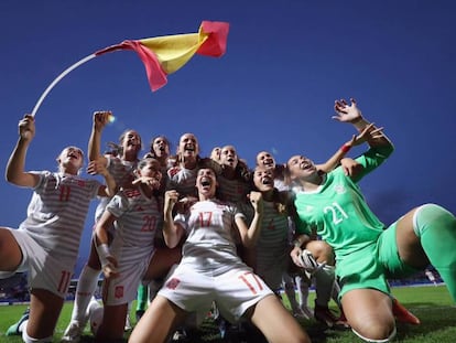 Las jugadoras de la selección española sub-20 celebran el pase a la final tras ganar a Francia en Vannes. / En vídeo, las jugadoras entrenan para la final del Mundial.