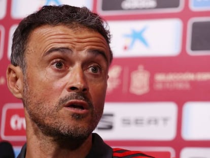 Luis Enrique, durante la rueda de prensa en Las Rozas. En video, Luis Enrique enseña la primera lista de convocados.