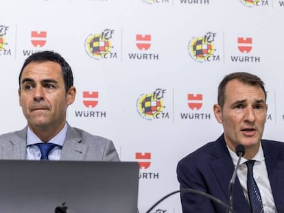 El presidente del Comité Técnico de Árbitros, Carlos Velasco Carballo (izquierda), acompañado por el árbitro Carlos Clos Gómez, durante su comparecencia este lunes.