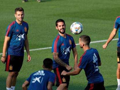 Isco en el medio de un rondo de la selección, el lunes.