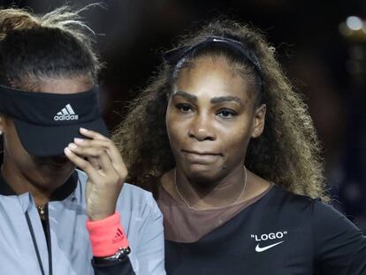 FOTO: Serena Williams consuela a la campeona Osaka durante la ceremonia final en la central de Nueva York. / VÍDEO: El enfrentamiento de Williams con el árbitro.