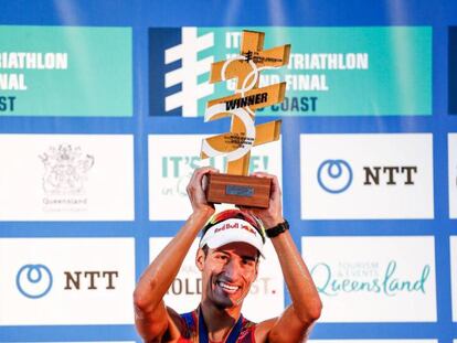 Mario Mola, con el trofeo de campeón del Mundo / En vídeo, declaraciones de Mario Mola tras convertirse en campeón del mundo en triatlón por tercer año consecutivo