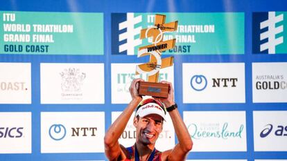Mario Mola, con el trofeo de campeón del Mundo / En vídeo, declaraciones de Mario Mola tras convertirse en campeón del mundo en triatlón por tercer año consecutivo