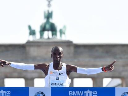 Kipchoge cruza la meta en Berlín / En vídeo, Eliud Kipchoge bate récord del mundo del maratón en Berlín