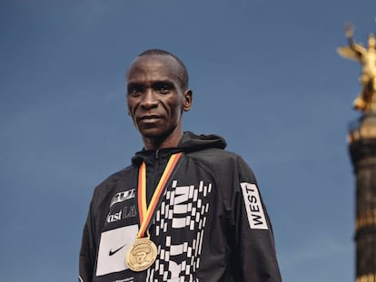 Eliud Kipchoge, tras conseguir el récord mundial de maratón.