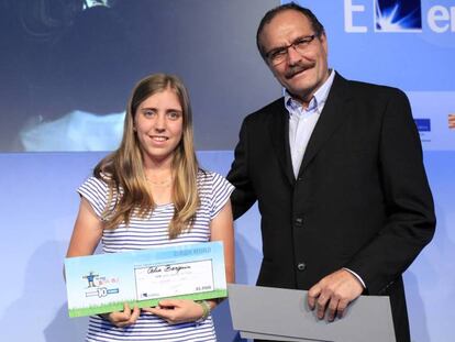 La deportista, junto al subdirector de EL PAÍS Carlos Yárnoz, en la entrega de los premios de 'El País de los Estudiantes'. En el vídeo, declaraciones del hermano de la deportista asesinada.